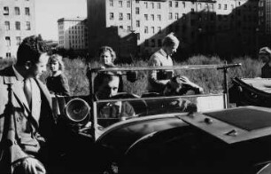 Oldtimer und Zuschauer auf der 1. KFZ-Veteranen-Ralley