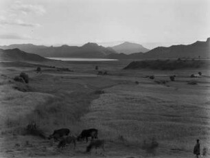 Lago Ascianghi bei Quoram : Blick über den Lago Ascianghi bei Quoram mit Bergen im Hintergrund