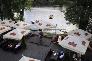 Bierlokal in Prag : Blick auf ein Bierlokal am Prager Moldauufer am Abend, aufgenommen 2008
