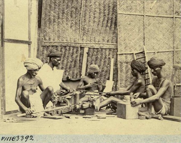 Artisans au travail "tourneurs sur bois".