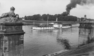 Personen-Seitenraddampfer "Pirna" (II, 1898, Werft Blasewitz). Schrägansicht bei Fahrt elbabwärts am Schloss Pillnitz