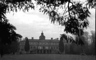 Schloss Favorite; Gartenansicht; Vordergrund Wiese