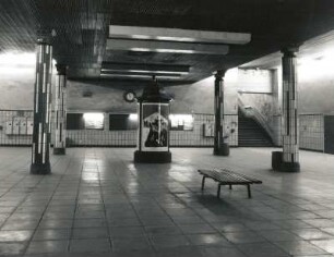 Dresden-Altstadt, Könneritzstraße. Bahnhof Dresden Mitte. Hochgleisanlage mit darunterliegendem Empfangsgebäude. Schalterhalle und Bahnsteigtreppe