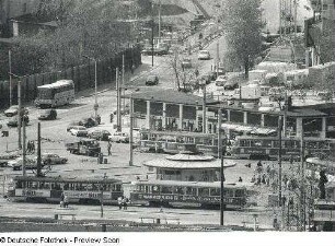 Dresden-Altstadt. Postplatz. Blick vom Zwingerrestaurant über die Straßenbahnhaltestelle mit Wartehäuschen (sogenannte "Käseglocke") zur Annenstraße