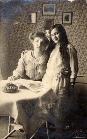 Privatalbum mit Karlsruher Motiven. Unbekannte Frau und unbekanntes Mädchen