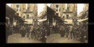 Passanten auf dem Fleisch- und Gemüsemarkt, Palermo