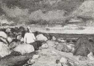 Sitzende Frau am steinigen Strand