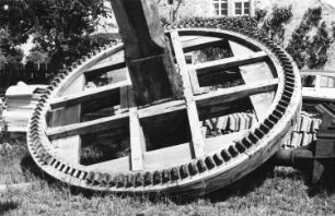 Dahlen-Kleinböhla. Vorsdorfmühle, Turmholländer, während des Umbaues, Kammrad im Hof