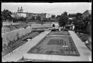 Glogau (poln. Głogów). Blick über den Rosengarten auf die Stadt mit den Türmen der Corpus-Christi-Kirche, die ehemalige Jesuitenkirche