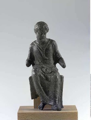 Klassische Statuette eines sitzenden, bärtigen Philosophen