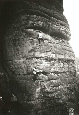 Sächsische Schweiz, Rathener Gebiet. Vexierturm. Seilschaft Willy Benke im unteren Teil der Weinertwand (VIIa [VIIb])