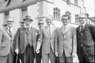 Freiburg: Münsterplatz; Basler Prüfungskommission beim Regierungspräsidium; Gruppe auf dem Münsterplatz