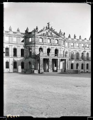 Neues Schloß im März 1954; Mittelrisalit