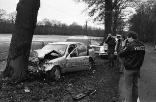 Verkehrsunfall: Beimoorweg: Mercedes-Pkw fährt gegen Baum: Polizisten bei Aufnehmen des Unfallgeschehens, Unfallwagen, Polizeiwagen, Pkw: 17. Februar 1999
