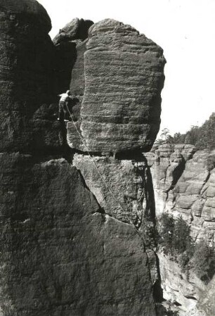 Sächsische Schweiz, Schmilka. Teufelsturm. Seilschaft Rudolf Klemm am Ausstiegskamin des Alten Weges (VIIb (c))