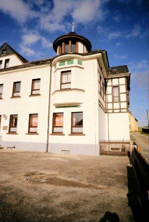 Schule: Teilansicht mit Turm