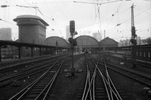 Frankfurt: Ausfahrt: Bahnhofshallen