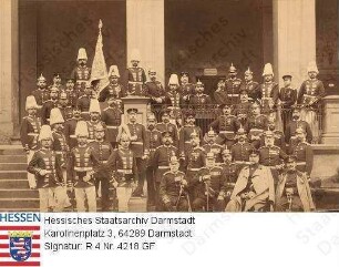 Militär, Hessen / Leibdragoner-Regiment, Leibdragoner im Glockenspielhof des Darmstädter Schlosses / Gruppenaufnahme
