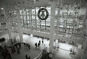 Berlin: Ost; Kulturpalast; Innen; Treppe mit Emblem