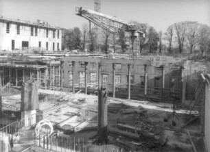 Baustelle Sächsische Landesbibliothek - Staats- und Universitätsbibliothek Dresden, Zentralbibliothek. Rohbau, Zentraler Lesesaal mit Betonförderpumpe, Blick nach Nordost gegen Nordriegel : Dresden-Räcknitz, Zellescher Weg 18. Baustelle Sächsische Landesbibliothek - Staats- und Universitätsbibliothek Dresden, Zentralbibliothek. Rohbau, Zentraler Lesesaal mit Betonförderpumpe, Blick nach Nordost gegen Nordriegel