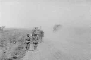 Zweiter Weltkrieg. Frontbilder. Ukraine. Soldaten und Fuhrwerke der deutschen Wehrmacht auf einer unbefestigten Landstraße