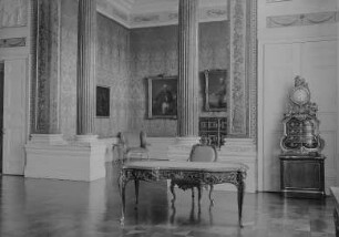 Potsdam. Schloss Sanssouci (1745 - 1748). Arbeits-und Schlafzimmer Friedrich II. im Ostflügel. Umbau 1786 durch Friedrich Wilhelm von Erdmannsdorf (1736 - 1795). Französische Prunkuhr, um 1740