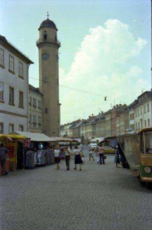 Hof: vom Platz vor der Michaeliskirche in Klostergasse, mit Turm des Rathauses