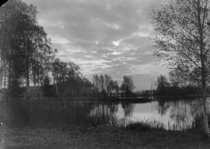 Teichlandschaft : Stratocumulus graue und weiße Felder oder Schichten mit sonnenbeschienenen Rändern