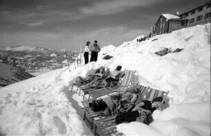 Oberstdorf: Nebelhorn; sonnende Gruppen in Schneelöchern
