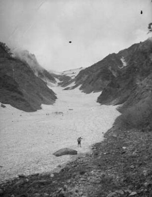 Shirouma-dake : Shirouma-dake-Trog. Ansicht mit Schneefeld und Bergsteiger