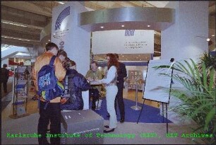 Messestand der Hermann von Helmholtz-Gemeinschaft Deutscher Forschungszentren (HGF) auf der Hannover-Messe 1999