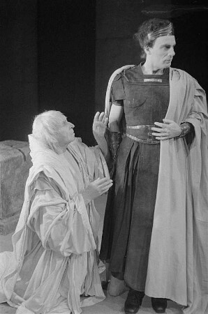 Szenenbilder aus dem Stück "König Oedipus" von Sophokles am Deutschen Theater Berlin : Szene mit Paul Bildt als Teiresias (links) und Gustaf Gründgens als König Oedipus (rechts)