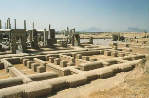 Persepolis. Blick auf die Anlage mit Fundamenten der Lagerräume und Kasernen