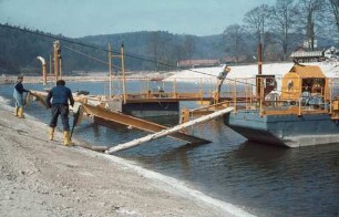 Schwimmendes Einbaugerät für Böschungen an der Donau