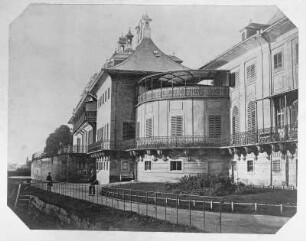 Pillnitz, Wasserpalais : Pillnitz, Wasserpalais. Albuminpapier; 14,8 x 19 cm (vor 1873; A. Kotzsch). Dresden: Privatbesitz