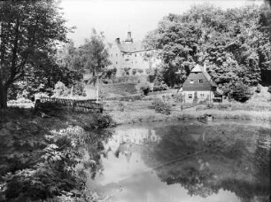 Pfaffroda, Schloss : Pfaffroda. Schloss. Südseite mit Gärtnerwohnhaus über den Schmerlteich