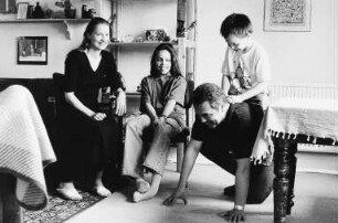 Familie Quintana (Schauspieletrin, Regisseur) in ihrer Wohnung