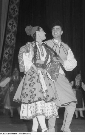 Tanzendes Paar eines bulgarischen Ensembles in Tracht