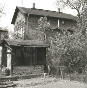 Cossebaude-Niederwartha, Am Fährhaus 3. Fährhaus (1801/1850). Ansicht mit Gartenlaube