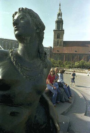 Berlin: Ost; Figur des Neptunbrunnen mit Marienkirche