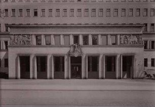 Dresden-Altstadt, Ammonstraße 8. Verwaltungsgebäude des Reichsnährstandes (Reichsbahndirektion, 1938; O. Kohtz). Haupteingang