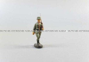 Massefigur: Soldat marschierend, Gewehr links