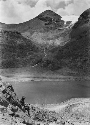 Gipfel des Chacaltaya : Blick auf den Gipfel und den Gletscher des Chacaltaya. Im Vordergrund Moränengelände und Bergsee.