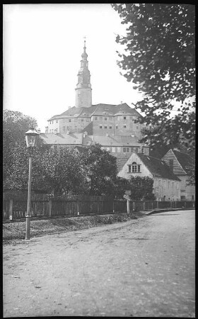 Weesenstein. Schulstraße. Blick zum Schloss