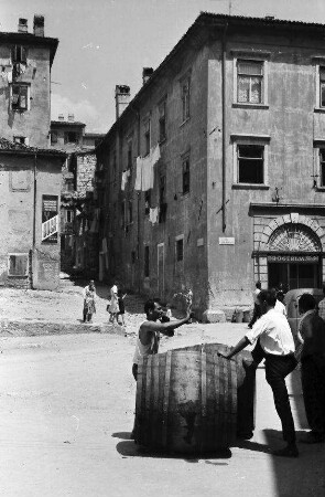 Rijeka: Gasse in der Altstadt, Vordergrund Mann mit Fass