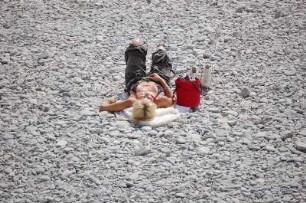 Nizza - Strandschöne : Am Strand unterhalb des Schlossberges liegt eine junge Dame. Aufgenommen in Nizza 2006