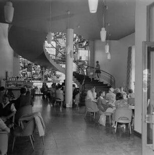 Dresden. Restaurant Szeged, Espresso und Treppe innen