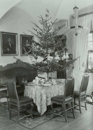 Dresdner Stube, Weihnachten : Dresdner Stube mit bürgerlichen Möbeln der 1. Hälfte des 19. Jh., dem Gedächtnis von Hans Seiffert gewidmet, mit Weihnachtsdekoration