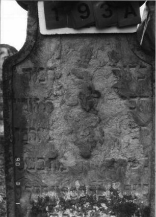 Grabstein 193 (Index: 100114682) Material: Sandstein Zustand: sehr stark verwittert mit sehr großem Textverlust Maße HxBxT: 148x59x11 cm Beschreibung: Stele mit Hufeisenbogen: Grabstein 193A