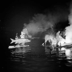 Karpfenfest: Neuhöfer Teich: Nachtaufnahme: Wasserrevue "Der verhexte Karpfenteich": Seeungeheuer, Hecht, Karpfen, bengalische Feuer, Qualm: Flöße als Standfläche und Männer mit Paddel sichtbar: im Hintergrund Zuschauer am Ufer, 10. Oktober 1965